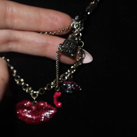 RARE Betsey Johnson Valentines Day Lips Kiss Me Charm necklace love gold tone - Picture 4 of 9
